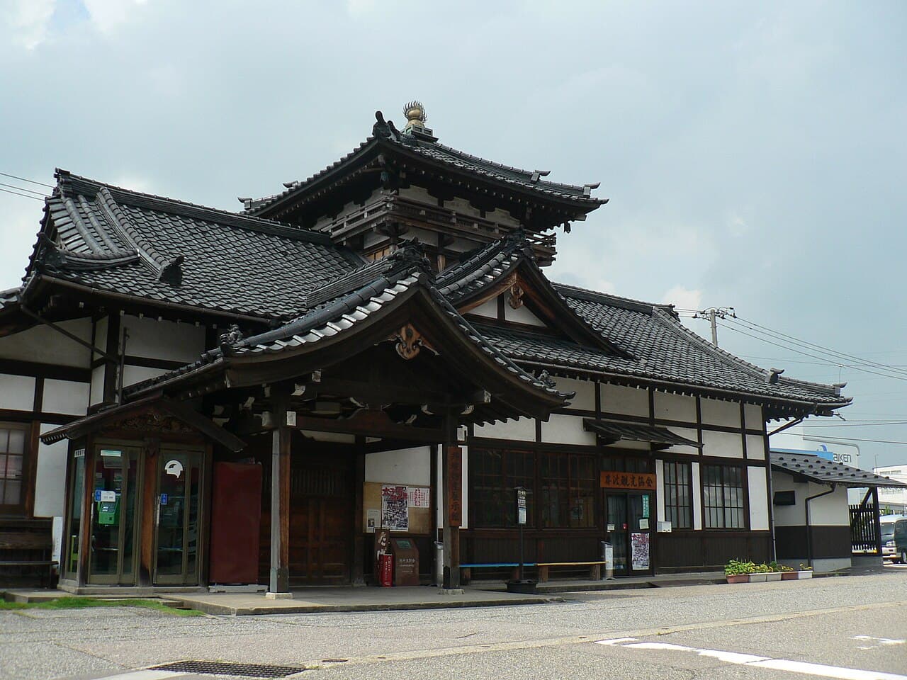 井波交通広場に隣接する旧井波駅舎