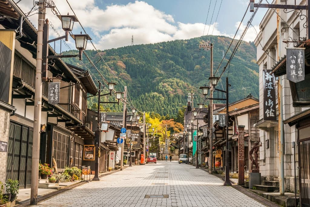 彫刻工房が軒を連ねる八日町通りの町並み